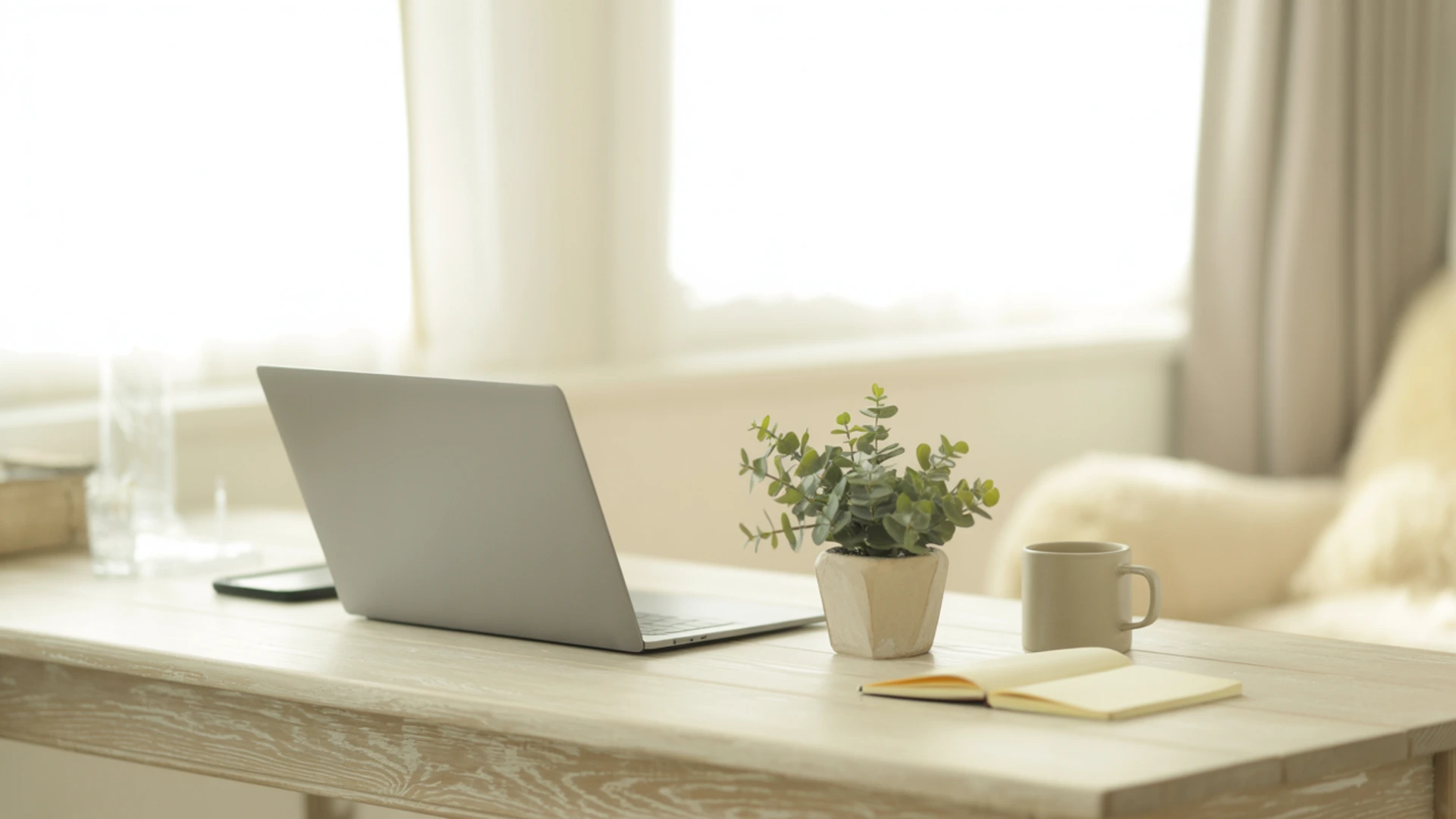 Workspace luminoso per professionisti del benessere con laptop e atmosfera calda